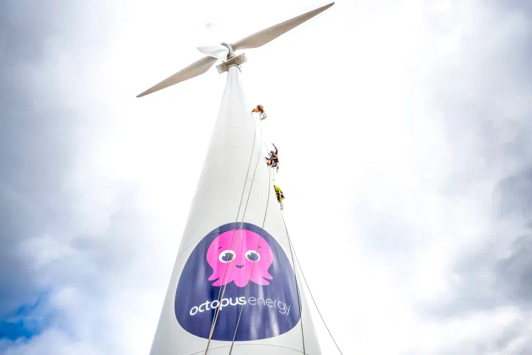 Windkraftanlage von Octopus Energy - grüner Strom aus erneuerbaren Quellen