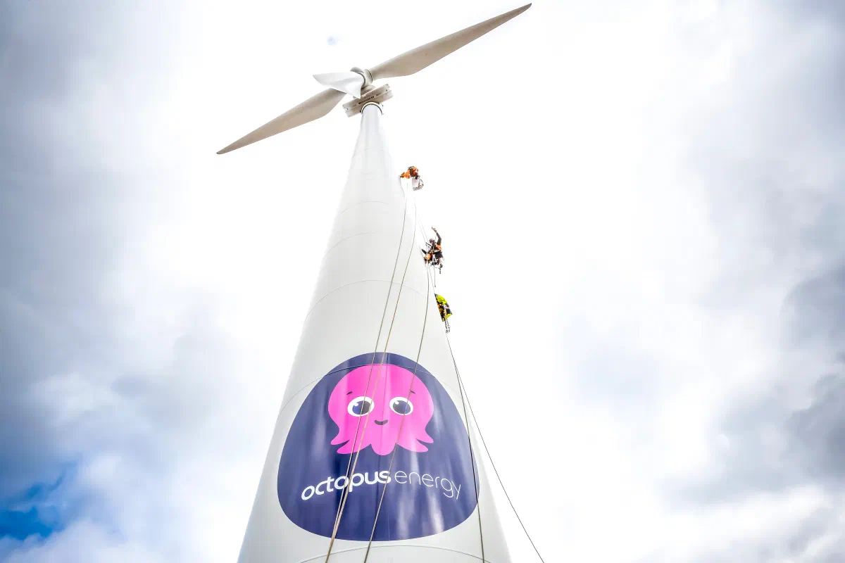 Windkraftanlage von Octopus Energy - grüner Strom aus erneuerbaren Quellen