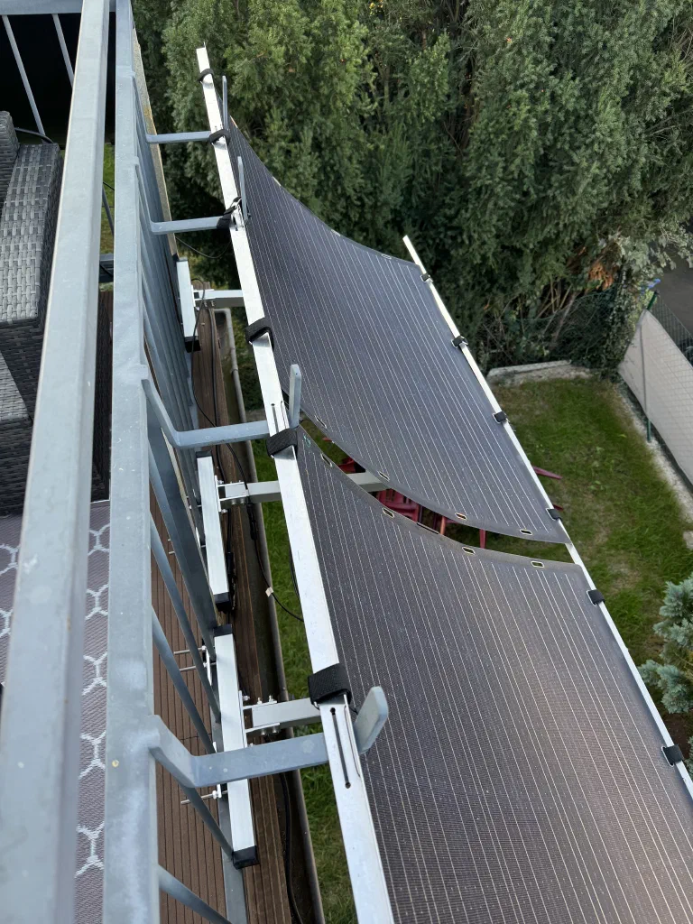 Balkonkraftwerk mit Ultraleicht-Solarmodulen nach Südwesten am Balkon