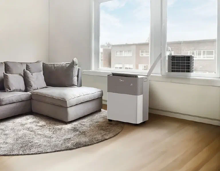 Midea PortaSplit wird außen ans Fenster gehängt